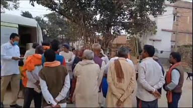 कुढ़नी: केरमाडीह पंचायत भवन प्रांगण में मुज0 के प्रसिद्ध दंत चिकित्सक ब्रह्मानंद साहनी के द्वारा निशुल्क चिकित्सा शिविर लगाई गई