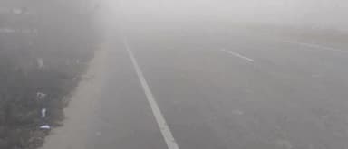 भदोही: भदोही में कोहरे ने थामी वाहनों की रफ्तार, स्पष्ट दृष्टता 10 मीटर से भी कम