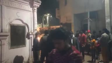 इकौना: धरसवा के पास सड़क हादसे में मृतक महमूद आलम का पोस्टमार्टम के बाद शव पहुंच इकौना देर शाम तक किया गया अंतिम संस्कार