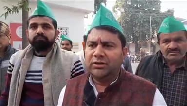 मुरादाबाद: युवा राष्ट्रीय लोक दल क्षेत्रीय अध्यक्ष अजीत सिंह ने पुलिस भर्ती परीक्षा में आयु की छूट को लेकर डीएम को सोपा ज्ञापन