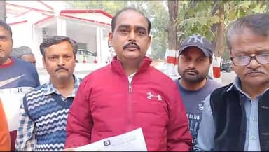 बहराइच: बहराइच शहर के दर्जनों कोटेदारों ने अपना कमीशन बढ़ाने को लेकर अपनी मांगो का एक ज्ञापन जिलाधिकारी को सौंपा