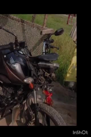 शाहगंज: ग्राम पंचायत संदहा में दो बाइको में हुई जोरदार टक्कर जिसमें एक बाइक हुई क्षतिग्रस्त और बाल बाल बचा बाईक चालक