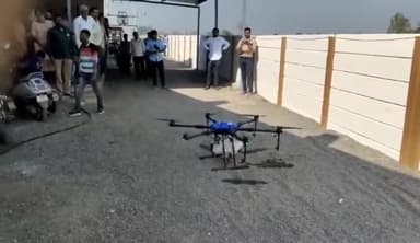 જેતપુર: જેતલસર ગામ ખાતે તાલુકા વિકાસ અધિકારીની ઉપસ્થિતિમાં દવા છંટકાવ કરવાના ડ્રોનનું ડેમોસ્ટ્રેશન યોજાયું