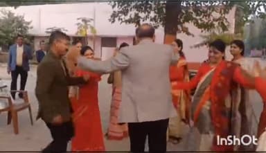 टीकमगढ़: उत्कृष्ट विद्यालय में फिल्मी गानों पर शिक्षक शिक्षिकाओं के डांस का मामला, डीईओ ने प्रचार को थमाया नोटिस मांगा जवाब