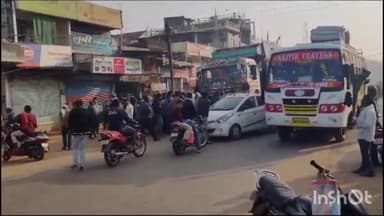 बाबई: माखननगर में पेट्रोलपंप के सामने डंफर चालक ने कार चालक मे मारी टक्कर हादसे के दौरान सड़क पर लगा जाम