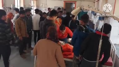 धौलपुर: तोर का पुरा गांव के समीप ट्रक की चपेट में आने से बाइक सवार 3 दोस्त गंभीर घायल, जिला अस्पताल में कराया गया भर्ती