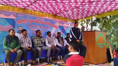 अबगिल दुग्ध उत्पादक सहयोग समिति के बोनस वितरण में माननीय विधायक श्री Sudarshan Kumar जी के सम्मान मे स्कूली बच्चे के द्व