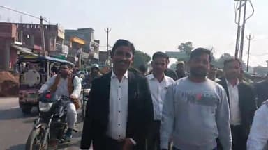 बलरामपुर समाचार अधिवक्ताओं के चक्का जाम के बाद घुटने पर आया प्रशासन बताते चले कि अधिवक्ता हरिकांत यादव के जमीन के मामले में कई बार अधिकारियों को प्रार्थना पत्र देने पर कार्यवाही नहीं हुई जिस पर कलेक्ट बार एसोसिएशन के महामंत्री कमलेश्वर सिंह