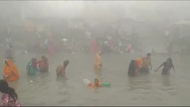 #Raebareli : मार्गशीर्ष पूर्णिमा पर, घने कोहरा व कड़ाके की ठंड में श्रद्धालुओं ने किया गंगा स्नान।