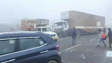 एत्मादपुर: ट्रांस यमुना क्षेत्र के झरना नाले के समीप नेशनल हाईव पर 16 वाहन आपस में टकराये,हादसे में 08 लोग घायल एक की मौके पर मौत।