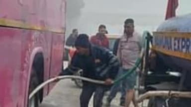 एत्मादपुर: खंदौली के यमुना एक्सप्रेस वे पर टोल प्लाजा के समीप एक बस के टायर में लगी आग,सिलेंडर व पानी के टैंकर से आग पर पाय काबू।