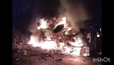 आरोन: आरोन गुना मार्ग के दुहाई मंदिर के पास डंपर से एक्सीडेंट के बाद यात्री बस में लगी भीषण आग, कई यात्री घायल मौके पर प्रशासन