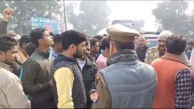 सवायजपुर: कार्रवाई की मांग कर सवायजपुर में प्रदर्शन कर रहे व्यापारियों से पुलिस ने की धक्का-मुक्की, वीडियो हुआ वायरल