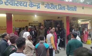 गोरौल: विधायक सिद्धार्थ पटेल पहुंचे पीएचसी गोरौल, सड़क दुर्घटना में एक युवक की हुई मौत के मामले में ली जानकारी