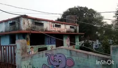 गुना: उकावद कला गांव में पंचायत भवन और सरकारी स्कूल में ग्रामीण फैला रहे गंदगी, सरपंच ने बमोरी तहसीलदार और थाना में की शिकायत