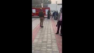 गोरखपुर: गोरखपुर एयरपोर्ट पर बम होने की सूचना से मचा हड़कंप, मॉकड्रिल जानकर यात्रियों ने ली राहत की सांस