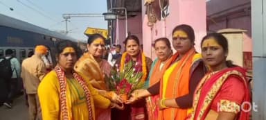 कटिहार: भाजपा महिला मोर्चा की प्रदेश  महामंत्री मीणा झा का कटिहार स्टेशन पर महिला मोर्चा ने किया स्वागत