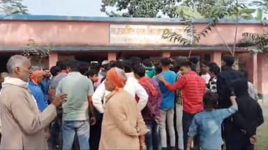 मरवन: उत्क्रमित मध्य विद्यालय बंगरी के शिक्षक द्वारा छात्र की बेरहमी से पिटाई किए जाने पर विद्यालय में हुआ हंगामा