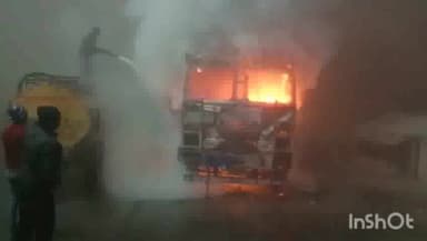 उरई: एट थाना क्षेत्र में NH-27 पर शॉट सर्किट के चलते कंटेनर में लगी आग, चालक व परिचालक ने कूद कर बचाई अपनी जान