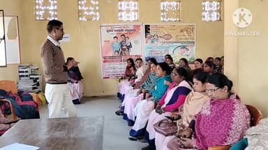 गोगरी: रेफरल अस्पताल गोगरी में चिकित्सा प्रभारी गोगरी के निर्देश पर आशा कर्मी को काला जर टिका देने को लेकर दिया गया प्रशिक्षण.