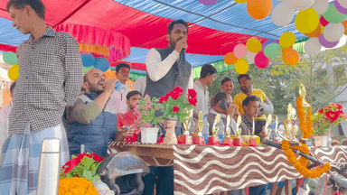 पश्चिमी चम्पारण अंतर्गत लौरिया प्रखण्ड के बसवरिया देवराज में क्रिकेट फाइनल मैच में पहुँच कर खिलाड़ियो से मिल कर हौशला बढ़ाया,खेल के प्रति अपना विचार रखा और टीमो में ट्रॉफ़ी बाटा।
#cric