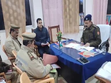 हरदोई: पुलिस अधीक्षक ने हरियावां थाने में हरियावां सर्किल क्षेत्र में नियुक्त विवेचकगणों का लिया आदेश कक्ष