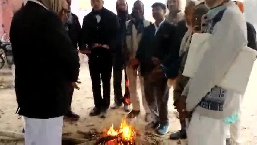 कलेक्ट परिसर रायबरेली में नहीं है कोई ठंड से बचने की व्यवस्था अधिवक्ता और वादकारियों ने स्वयं से जलवाया अलाव।#DMRBL