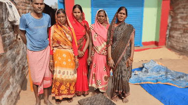 दारू: पेटो मे किसानो से वजन मशीन मे गड़बड़ कर ले रहा था धान, विरोध करने पर हुआ फरार