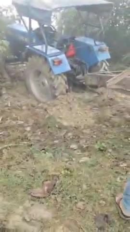 शाहगंज: ग्राम पंचायत भुरकुराहा में अचानक ट्रैक्टर फस जाने के कारण बाल-बाल बचा ट्रैक्टर चालक