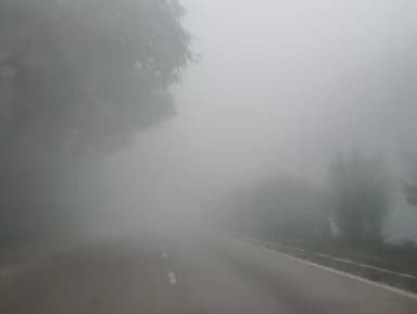 जौनपुर में छाया घना कोहरा, सड़क पर चलना हुआ मुश्किल, हेडलाइट जलाकर चल रहे वाहन।
