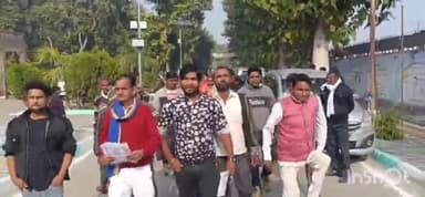 बलरामपुर: कलेक्ट्रेट में भीम आर्मी के जिला उपाध्यक्ष ने जन समस्याओं को लेकर किया प्रदर्शन