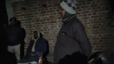 करपी: कुर्था विधायक बागी कुमार वर्मा पहुंचे पुरैनीया गांव, मृतका रेश्मि देवी के परिजनों को दी सांत्वना