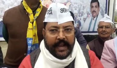 गोरखपुर - टाउन हॉल स्थित गांधी प्रतिमा  पर आम आदमी पार्टी ने सांसद संजय सिंह के गिरफ्तारी के खिलाफ किया प्रदर्शन