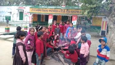 बलरामपुर जनपद के भारत नेपाल सीमा से सटे तराई क्षेत्र में ठंड का कहर जारी स्कूल के बच्चे पुआल जला कर ताप रहे अलाव । जिससे