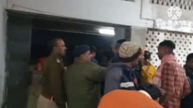 गोगरी: कठघरा दिरा जाने वाली सड़क पर दो मोटर साईकिल वाहन में टक कर होने से तीन व्यक्ति गंभीर रूप से घायल, सभी को किया गया रेफर.