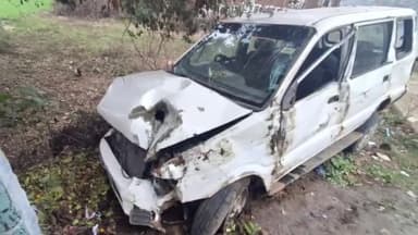 करछना: महुआरी गांव के सामने बाइक सवार को बचाने के चक्कर में टवेरा कार अनियंत्रित होकर डिवाइडर से टकराकर पलटी,9 लोग हुए घायल