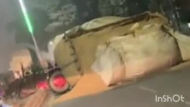 आगरा: एमजी रोड पर पलटा भूसे से भरा ओवरलोड ट्रैक्टर, सेंट जोन्स चौराहे के पास हादसा होने पर लगा जाम