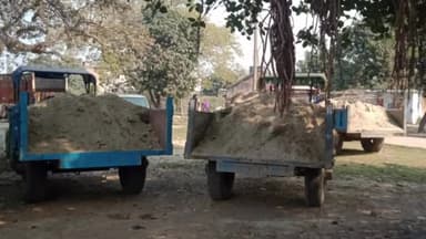 नरकटियागंज: शिकारपुर थाना क्षेत्र के नदियों से अवैध मिट्टी खनन करने के मामले में पुलिस ने चार ट्रैक्टर-ट्रॉलियों को किया जब्त