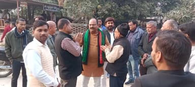 बलरामपुर समाचार समाजवादी पार्टी के वरिष्ठ नेता प्रदेश सचिव ओंकार पटेल ने क्षेत्र में कई गांव का किया तूफानी दौरा गांव वासियों से मिलकर उनके समस्याओं को जानते हुए 2024 में समाजवादी सरकार बनाने के लिए अपील किया इस अवसर पर भारी संख्या में समाज