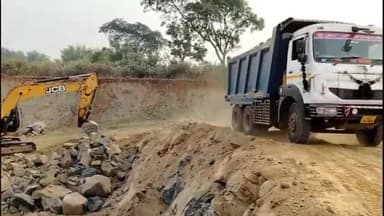 हज़ारीबाग: खनन विभाग की कारवाई,अवैध पत्थर, बालू, स्टोन चिप्स सहित हाईवा और पोकलेन को किया गया जब्त