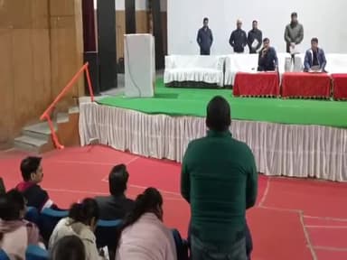 हरदोई: डीएम ने रसखान प्रेक्षागृह में जिले के सीएचओ से संवाद किया,लक्ष्य के अनुरुप आयुष्मान कार्ड बनाये जाने के दिये निर्देश