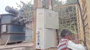 इकौना: कंजड़वा मोड़ के पास शॉर्ट सर्किट से जले केबल व विद्युत बॉक्स को विद्युत कर्मियों ने किया सही, आपूर्ति बहाल