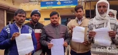 बलरामपुर: हर्रैया क्षेत्र के इंडियन बैंक पर खाता धारकों ने खाता से पैसा गायब होने पर किया प्रदर्शन
