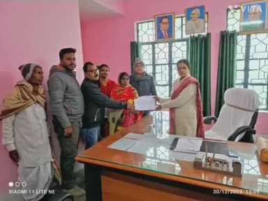 मनसाही:- पंचायत उपचुनाव में निर्विरोध निर्वाचित हुए प्रत्याशियों के बीच प्रमाण पत्र का वितरण।