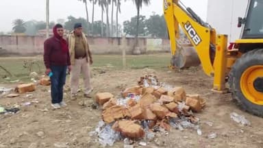 चोरौत: चरौत थाना परिसर में विभिन्न मामले में जब्त की गई शराब को किया गया विनष्ट