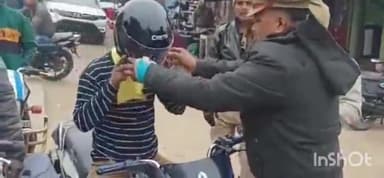 बलरामपुर: वीर विनय चौराहा पर यातायात नियमों का उल्लंघन करने वाले 120 वाहन चालकों पर ₹1.34 लाख का किया गया जुर्माना