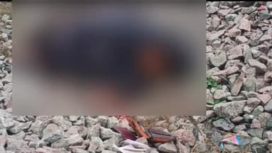 सासाराम: डेहरी रेलवे स्टेशन पर रेलवे क्रॉसिंग पार करने के दौरान ट्रेन की चपेट में आने से एक अज्ञात युवक की मौके पर हुई मौत