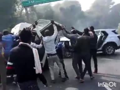 टीकमगढ़ महरौनी सड़क पर चार पहिया वाहनों में हुई भीषण टक्कर, घटना में आधा दर्जन से अधिक लोग हुए घायल, अस्पताल मे उपचार जारी