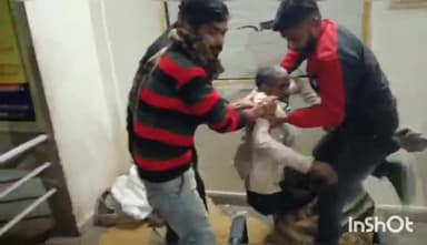 टीकमगढ़: जिला अस्पताल के बाहर ठंड में पड़े बीमार वृद्ध को देख समाजसेवी युवाओं ने दिखलाई मानवता, जिला अस्पताल में कराया भर्ती