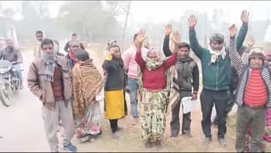 रायबरेली: बेला भेला में भूमाफियाओं द्वारा शमशान की जमीन पर जबरन कब्जा कर कराए जा रहे निर्माण को लेकर ग्रामीणों ने किया प्रदर्शन